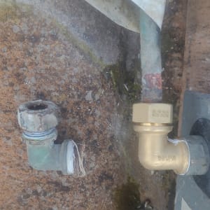 חיבורי צנרת מתכתיים למערכת חימום סולארית