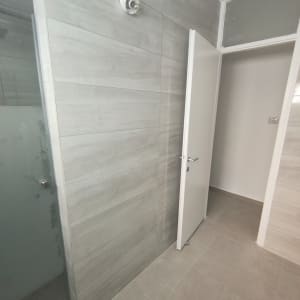 חדר עם קירות וריצוף חדשים