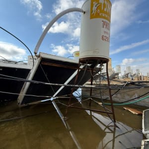 דוד שמש מותקן על גג עם שמיים כחולים ברקע