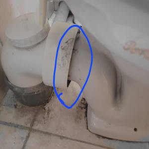 חיבור צינור לשירותים עם סימון כחול