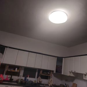 מטבח עם ארונות וכלים, תאורה עגולה בתקרה