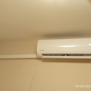 מזגן מותקן על קיר עם תאריך ושעה בתחתית התמונה