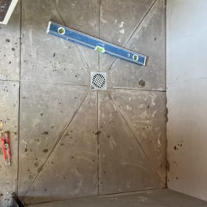 רצפת מקלחת עם פלס וכלי עבודה