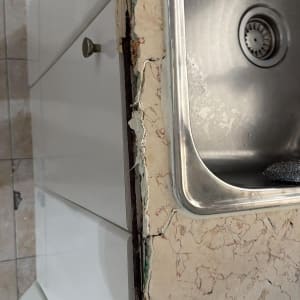 שיש שבור ליד כיור במטבח