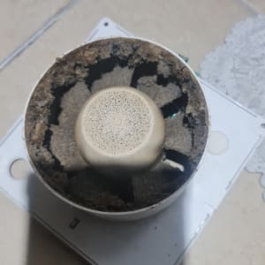 מאוורר חשמלי מלוכלך עם אבק ולכלוך