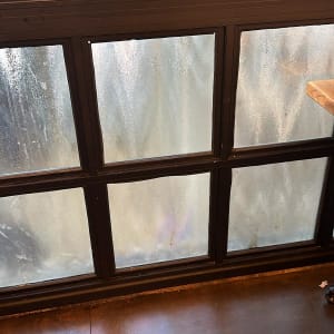 חלונות זכוכית מטושטשים עם מסגרת כהה