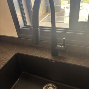 ברז מטבח נשלף שחור וכיור מותקנים במטבח