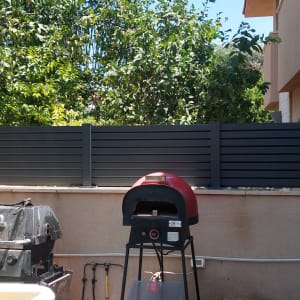 גדר אלומיניום הייטק שחורה מותקנת במרפסת חצר