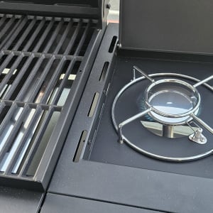 גריל גז עם כירת צד מתכתית