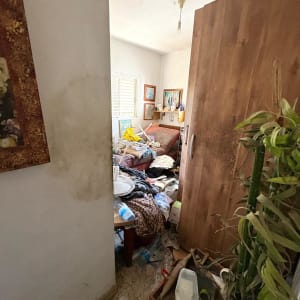 חדר מבולגן עם חפצים מפוזרים על הרצפה