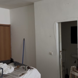 חדר עם סולם, עיתונים ומברשת צביעה