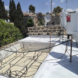 גג עם ציפוי איטום ואנטנות