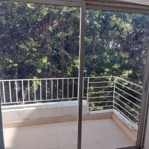 דלת זכוכית הזזה עם נוף לעצים ירוקים