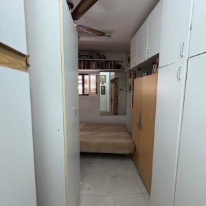 חדר עם ארונות לבנים ומיטה, ללא אנשים או פריטים מיוחדים.