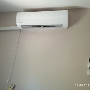 מזגן מותקן על קיר עם שלט רחוק