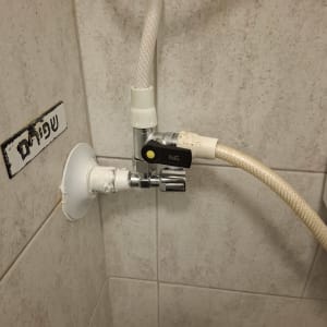 צינור מים מחובר לברז עם חיבורי פלסטיק