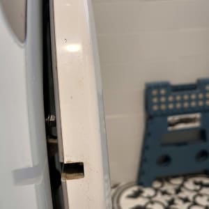 מכונת כביסה עם חלקים חשמליים גלויים