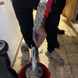 ניקוי גוף חימום של דוד שמש עם אבנית