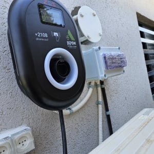 עמדת טעינה לרכב חשמלי עם חיבורים חשמליים