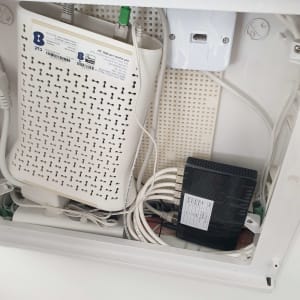 נתב לבן ושחור עם כבלים מחוברים