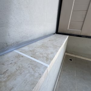משטח אבן עם איטום ליד קיר