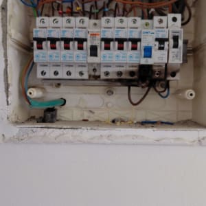 לוח חשמל עם מפסקים וחוטים חשמליים