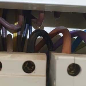 חוטי חשמל צבעוניים מחוברים למפסק חשמלי