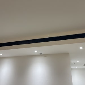 פתח מיזוג אוויר בתקרה עם תאורה מסביב