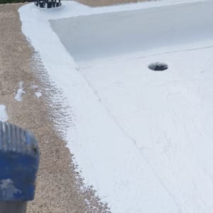 איטום גג עם חומר לבן וניקוז מים
