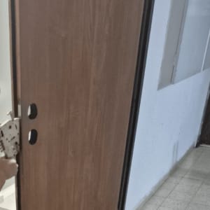 דלת עץ עם מנעול מותקן