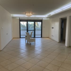 חדר ריק עם קירות צבועים ותקרה מעוצבת