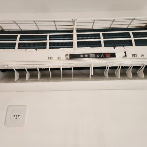 מזגן פתוח עם שלט תצוגה