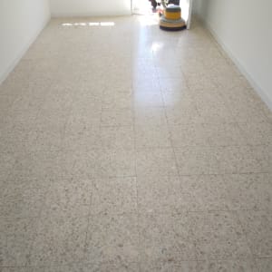 מכונת פוליש על רצפה נקייה ומבריקה