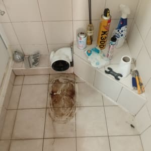 כלים וחומרים לתיקון אינסטלציה בחדר אמבטיה