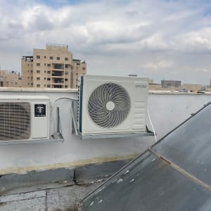 יחידות חיצוניות של מזגנים על גג בניין