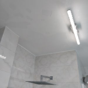 תקרה צבועה עם תיקונים בחדר אמבטיה