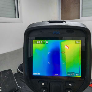 מצלמה תרמית מציגה הבדלי טמפרטורה על קיר