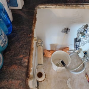 שיש כהה עם כיור פתוח, צינור וניקוז