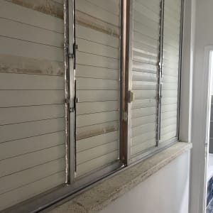 תריסים עם סימני לכלוך לפני ניקוי