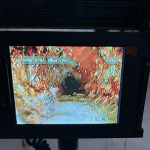 תצוגת מסך של מצלמה בתוך צינור עם חלודה