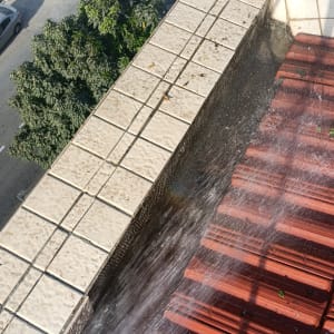 מים זורמים על גג רעפים אדום