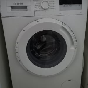 מכונת כביסה בוש עם כפתורי שליטה ותצוגה דיגיטלית