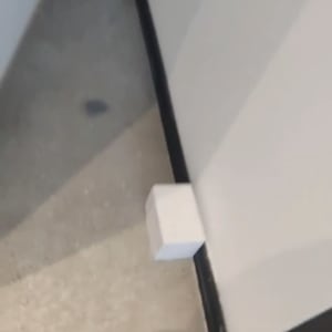 בלוק לבן על רצפה ליד קיר