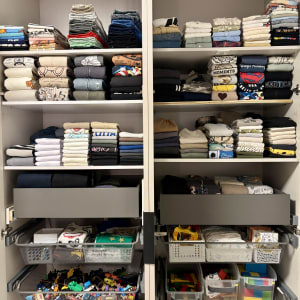 ארון בגדים וצעצועים מאורגן ומסודר בצורה אסתטית