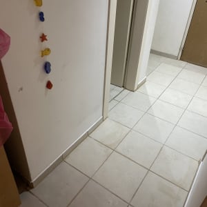 רצפת אריחים במסדרון עם קיר לבן