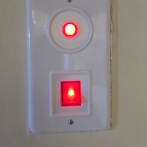 מתג עם נוריות לד אדומות על קיר