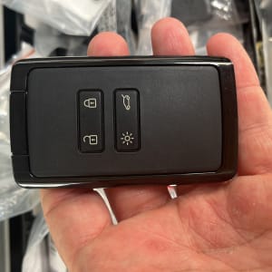 מפתח רכב עם כפתורי נעילה ותא מטען