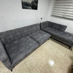 ספה אפורה בחדר עם רצפת אריחים