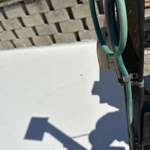 חוטים ומחברים על גג אטום