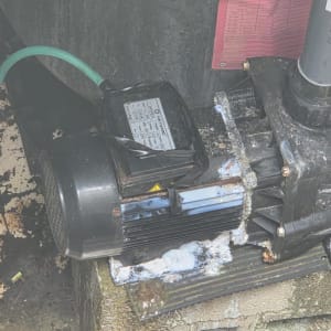 משאבת בריכה עם צינורות וחיבורים